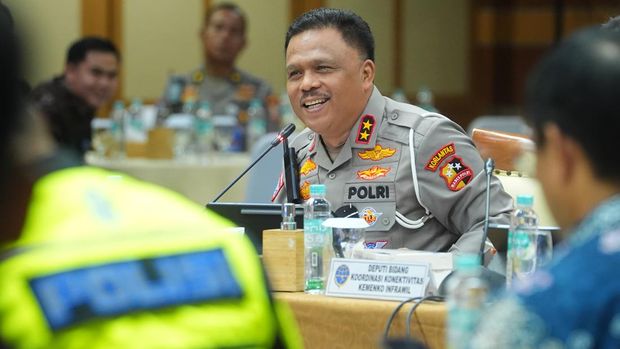 Kakorlantas Polri Irjen Agus Suryonugroho obrolan berbareng pengemudi sosialisasi kendaraan over dimension and overload