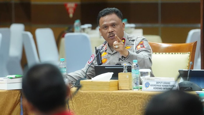 Kakorlantas Polri Irjen Agus Suryonugroho diskusi bersama sopir sosialisasi kendaraan over dimension and overload
