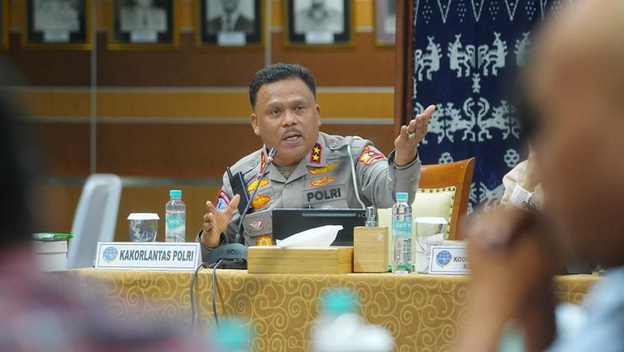 Kakorlantas Polri Irjen Agus Suryonugroho diskusi bersama sopir sosialisasi kendaraan over dimension and overload