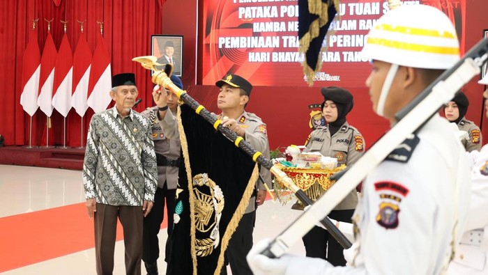 Kapolda Pimpin Pencucian Pataka Polda Riau Jelang HUT Bhayangkara