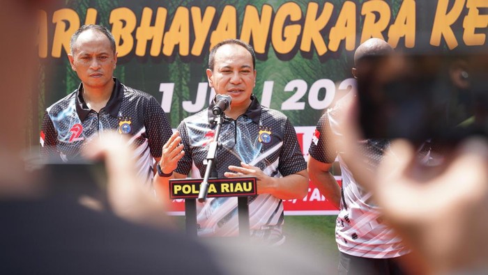 Kapolda Riau Irjen Herry Heryawan membuka lomba menembak Kapolda Cup HUT Bhayangkara ke-79, Selasa (24/6/2025).