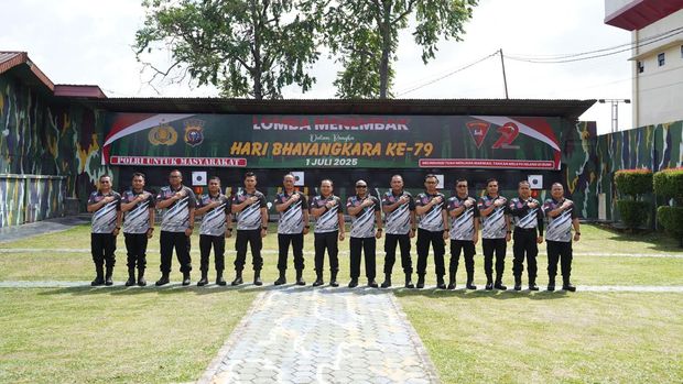 Kapolda Riau Irjen Herry Heryawan membuka lomba menembak Kapolda Cup HUT Bhayangkara ke-79, Selasa (24/6/2025).