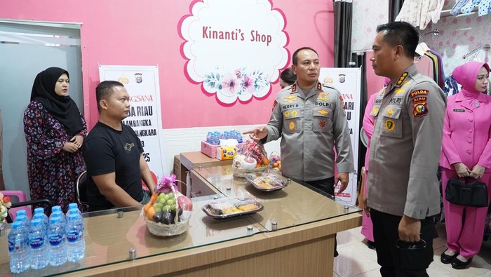 Kapolda Riau Irjen Herry Heryawan mengunjungi personel yang sakit menahun akibat laka lantas.