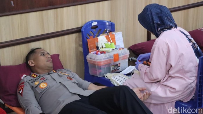 Kapolres Blitar Kota turut donor darah dalam kegiatan Bhakti Bayangkara di Polres Blitar Kota.