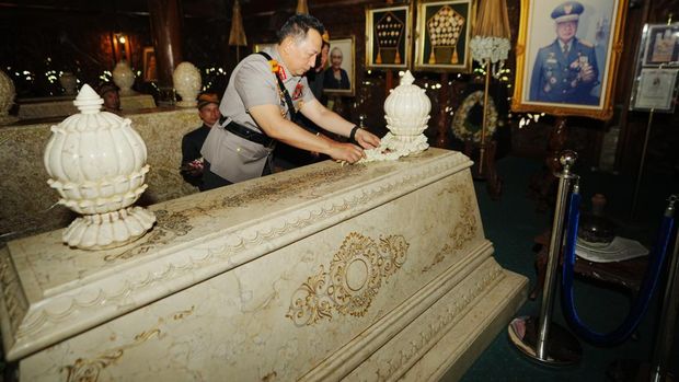 Kapolri Jenderal Listyo Sigit Prabowo ziarah makam Presiden ke-2 RI Soeharto. (Dok. Polri)