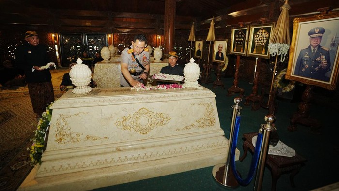 Kapolri Jenderal Listyo Sigit Prabowo ziarah makam Presiden ke-2 RI Soeharto. (Dok. Polri)