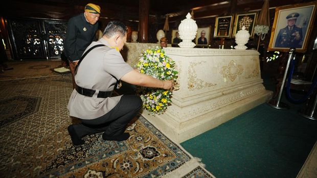 Kapolri Jenderal Listyo Sigit Prabowo ziarah makam Presiden ke-2 RI Soeharto. (Dok. Polri)