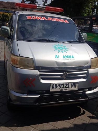 Penampakan lokasi kecelakaan ambulans dengan motor di simpang 4 Kasongan, Tirtonirmolo, Kasihan, Bantul, Selasa (24/6/2025).