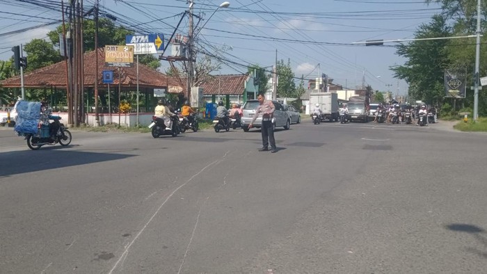 Penampakan lokasi kecelakaan ambulans dengan motor di simpang 4 Kasongan, Tirtonirmolo, Kasihan, Bantul, Selasa (24/6/2025).
