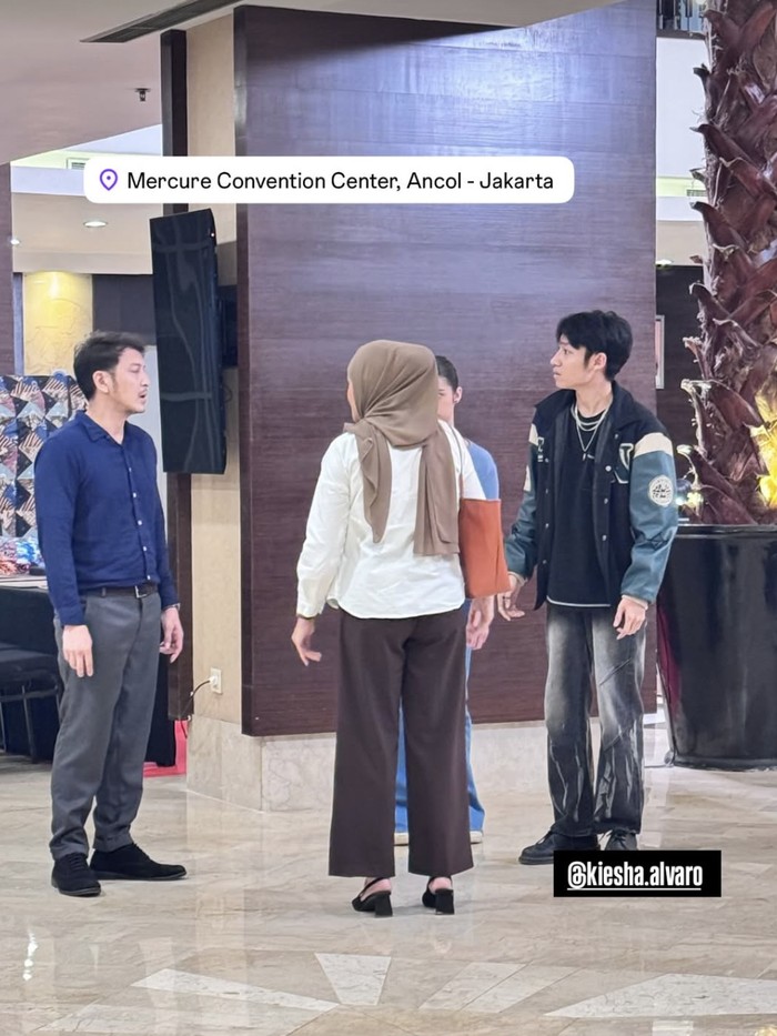 Keisha Alvaro dan Dimas Anggara Keisha Alvaro syuting dengan Dimas Anggara.