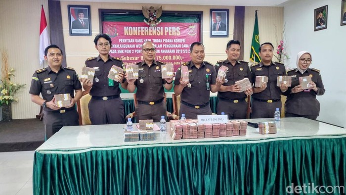 Kejari Ponorogo sita uang Rp 3,1 miliar dan 14 kendaraan
