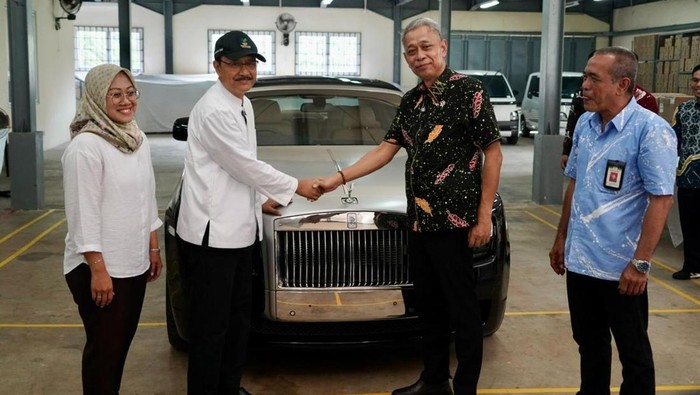 Kementerian Sosial RI menyerahkan mobil mewah Rolls-Royce