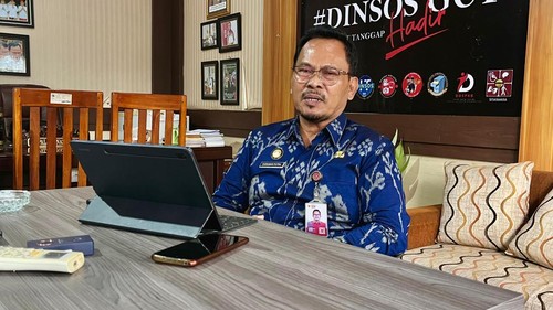 Kepala Dinas Sosial Buleleng, Putu Kariaman Putra, saat ditemui di ruang kerjanya, Selasa (24/6/2025). (Made Wijaya Kusuma/detikBali)