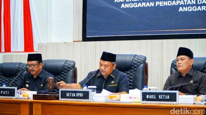 Ketua DPRD Kabupaten Sukabumi, Budi Azhar Mutawali, S.IP, didampingi Wakil Ketua II H. Usep.