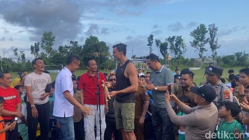 Kiper Timnas Indonesia, Emil Audero, mendapat hadiah keris saat menyaksikan laga Tarkam di Lapangan Jontlak, Kecamatan Praya Tengah, Lombok Tengah. (Foto: Edi Suryansyah/detikBali)