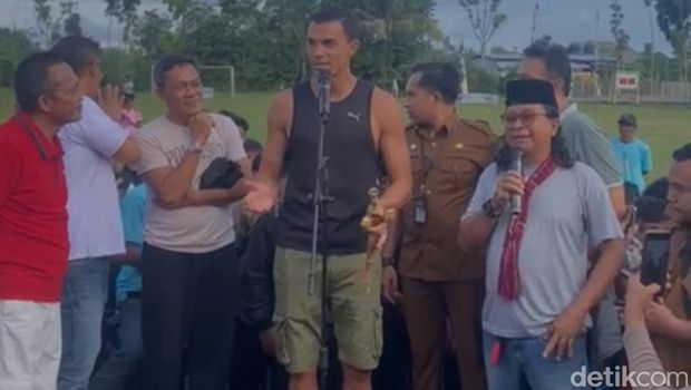 Kiper Timnas Indonesia, Emil Audero, saat menonton laga antarkampung (Tarkam) di Lapangan Jontlak, Kecamatan Praya Tengah, Lombok Tengah, Selasa (24/6/2025). (Foto: Edi Suryansyah/detikBali)