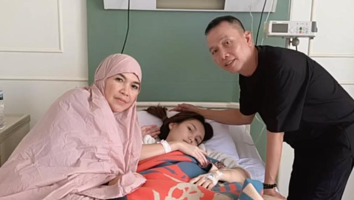 Ayu Ting Ting sakit dan lemas ditemani kedua orang tuanya di rumah sakit.