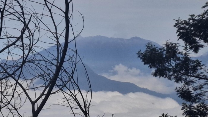 Kondisi Gunung Raung tertutup kabut pada Selasa (24/6/2025)