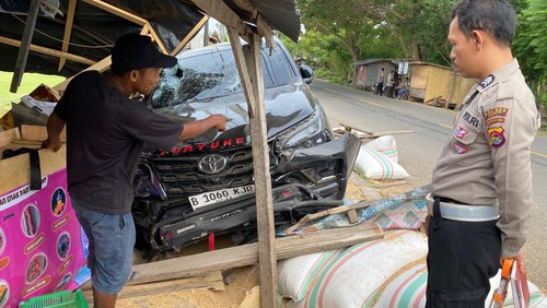 Kondisi mobil Fortuner yang menabrak dua bangunan toko dan menewaskan seorang pejalan kaki di Dompu, NTB, Selasa (24/6/2025). (Foto: Dok. Istimewa)