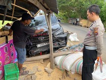 Mobil Hantam Dua Kios di Dompu, Seorang Pejalan Kaki Tewas