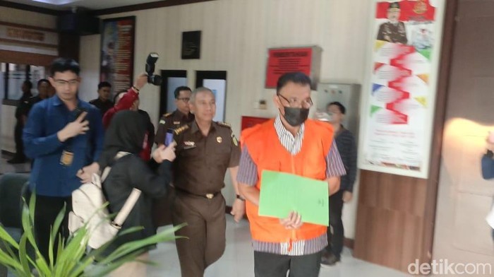 Mantan Kabid Perdagangan Dinas Koperasi Usaha Menengah Kecil dan Perdagangan (DKUKMP) Klaten, DS, di Kejati Jateng, Semarang, Senin (23/6/2025). DS ditahan atas dugaan korupsi pengelolaan sewa Plaza Klaten.