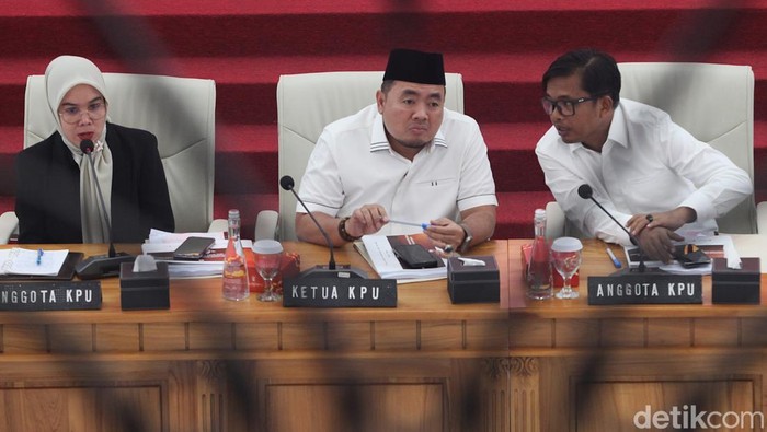 Ketua KPU Mochammad Afifudin (tengah) bersama anggota KPU Idham Holik (kanan) dan Iffa Rosita (kiri) memberikan paparan saat uji publik rancangan Peraturan KPU tentang Penggantian Antarwaktu (PAW) Anggota DPR, DPRD Provinsi dan DPRD Kabupaten/Kota di Kantor KPU, Jakarta, Selasa (24/6/2025).