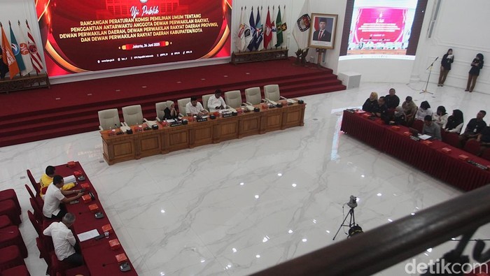 KPU Sempurnakan Aturan PAW Lewat Uji Publik Ketua KPU Mochammad Afifudin (tengah) bersama anggota KPU Idham Holik (kanan) dan Iffa Rosita (kiri) memberikan paparan saat uji publik rancangan Peraturan KPU tentang Penggantian Antarwaktu (PAW) Anggota DPR, DPRD Provinsi dan DPRD Kabupaten/Kota di Kantor KPU, Jakarta, Selasa (24/6/2025).