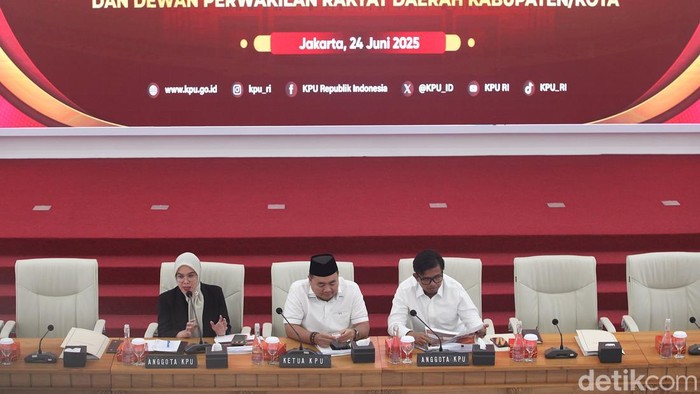 Ketua KPU Mochammad Afifudin (tengah) bersama anggota KPU Idham Holik (kanan) dan Iffa Rosita (kiri) memberikan paparan saat uji publik rancangan Peraturan KPU tentang Penggantian Antarwaktu (PAW) Anggota DPR, DPRD Provinsi dan DPRD Kabupaten/Kota di Kantor KPU, Jakarta, Selasa (24/6/2025).