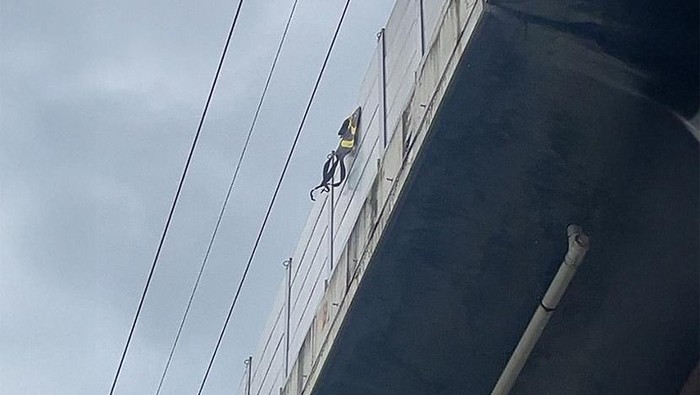 Layang-layang ganggu kereta cepat