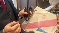 Dilarang bermain layang-layang dalam radius 500 meter dari sisi kiri dan kanan jalur rel karena  akan tersangkut di kabel LAA, sehingga menyebabkan korsleting listrik, pemadaman aliran listrik, gangguan operasional perjalanan, hingga ancaman keselamatan perjalanan kereta cepat.Foto: Dok. PT KCIC