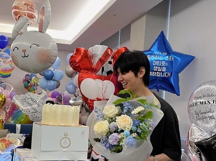 Lee Min Ho menuai komentar nyinyir tak terduga usai memamerkan kado dari penggemar.