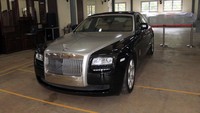 Kementerian Sosial menyampaikan hasil lelang satu unit mobil mewah Rolls-Royce Ghost senilai Rp2.539.957.000 bakal digunakan untuk merenovasi rumah warga tidak mampu di Kota Makassar, Sulawesi Selatan serta mendukung program pemberdayaan ekonomi di lingkungan sekitar Foto: ANTARA FOTO/RENO ESNIR