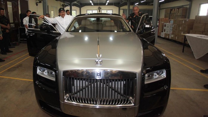 Mobil mewah Rolls-Royce yang telah laku dilelang terpakir di Gudang Kompleks Taman Makam Pahlawan Kalibata, Jakarta, Selasa (24/6/2025). Kementerian Sosial menyampaikan hasil lelang satu unit mobil mewah Rolls-Royce senilai Rp2.539.957.000 bakal digunakan untuk merenovasi rumah warga tidak mampu di Kota Makassar, Sulawesi Selatan serta mendukung program pemberdayaan ekonomi di lingkungan sekitar. ANTARA FOTO/Reno Esnir