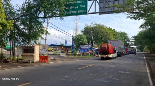 Antrian kendaraan menuju Pelabuhan Gilimanuk hingga di terminal kargo Gilimanuk dengan jarak sekitar 2 kilometer akibat cuaca buruk di Selat Bali, Selasa (24/6/2025).