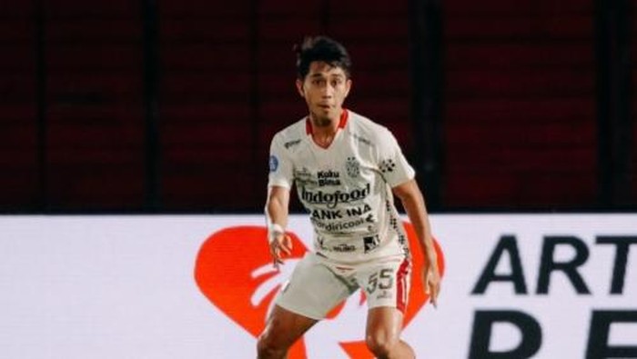 Made Tito Wiratama berpeluang kembali ke lapangan di musim 2025/2026. Saat ini ia tengah fokus pemulihan cedera ACL. (Dok. Bali United)