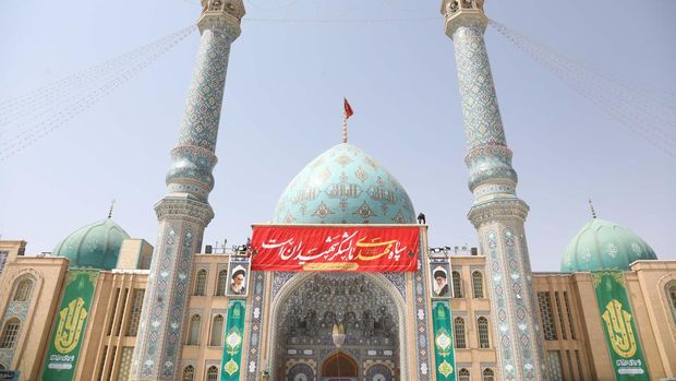 Masjid Jamkaran Dibalut Bendera Merah, Lambang Perlawanan Iran QOM, IRAN JUNE 13: A red