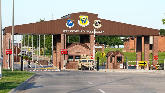 Mengintip Kandang B-2 Bomber Penghancur Fasilitas Nuklir Iran KNOB NOSTER, MISSOURI - JUNE 23: A general view of the entrnce to the Whiteman Air Force Base on June 23, 2025 in Knob Noster, Missouri. The B-2 Spirit stealth bombers that were part of the U.S. military operations in Iran were based out of the Whiteman Air Force Base. The bombers targeted three Iranian nuclear facilities on June 22nd. (Photo by Kyle Rivas/Getty Images)