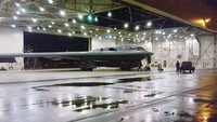 Pangkalan ini terkenal sebagai rumah bagi pesawat pengebom siluman B-2 Spirit, salah satu senjata strategis paling canggih milik AS. Whiteman AFB dioperasikan oleh 509th Bomb Wing, yang bertanggung jawab atas operasi dan pemeliharaan B-2 dalam misi global, termasuk pencegahan nuklir. Foto: Michael R. Nixon/USAF/Getty Images