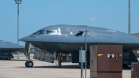 Pesawat pengebom siluman B-2 Spirit milik Angkatan Udara AS kembali dari Operasi Midnight Hammer, serangan AS terhadap fasilitas nuklir Iran, di Pangkalan Angkatan Udara Whiteman, Missouri, AS. Pesawat pengebom tersebut menargetkan tiga fasilitas nuklir Iran pada 22 Juni. Foto: U.S. Air Force/Handout via REUTERS