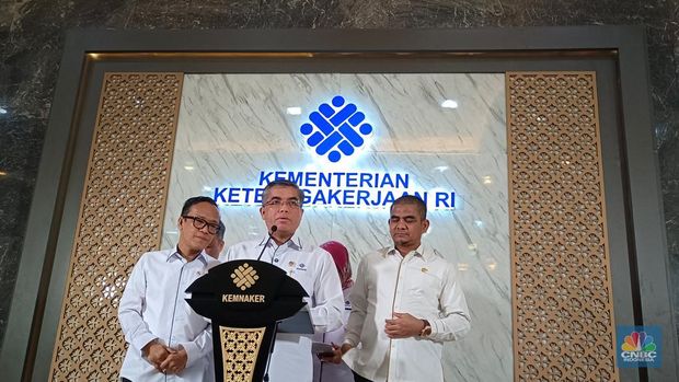 Menteri Ketenagakerjaan (Menaker) Yassierli saat konferensi pers di kantornya, Jakarta, Selasa (24/6/2025). (CNBC Indonesia/Martyasari Rizki)