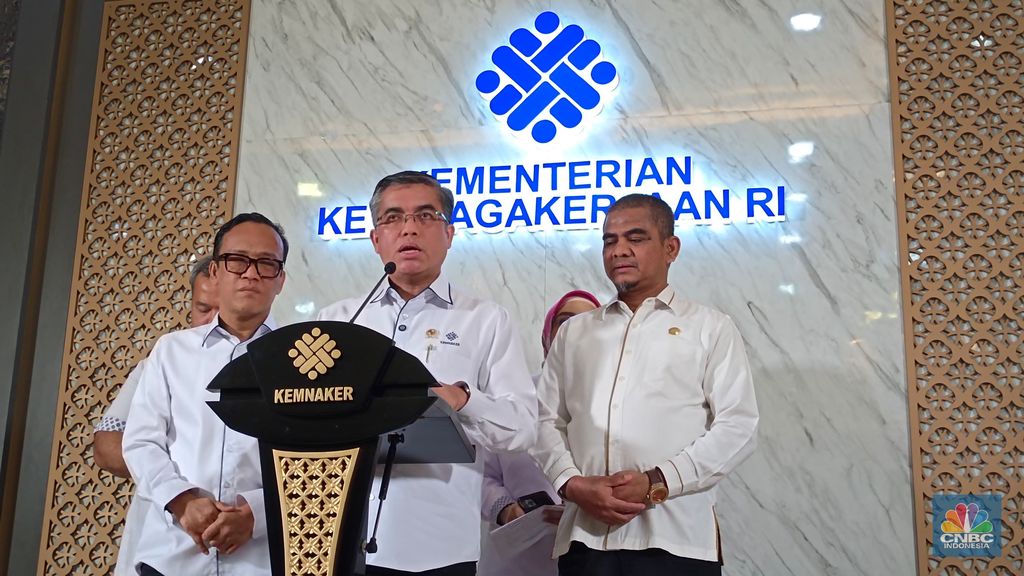 Menteri Ketenagakerjaan (Menaker) Yassierli saat konferensi pers di kantornya, Jakarta, Selasa (24/6/2025). (CNBC Indonesia/Martyasari Rizki)