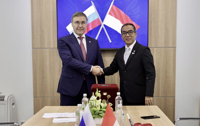 Menteri Pendidikan Tinggi, Sains, dan Teknologi (Mendiktisaintek), Brian Yuliarto melakukan pertemuan bilateral dengan Menteri Sains dan Pendidikan Tinggi Federasi Rusia, Valery Nikolaevich Falkov disela-sela rangkaian kunjungan kenegaraan Presiden RI Prabowo Subianto ke Rusia, Jumat (20/6/2025).