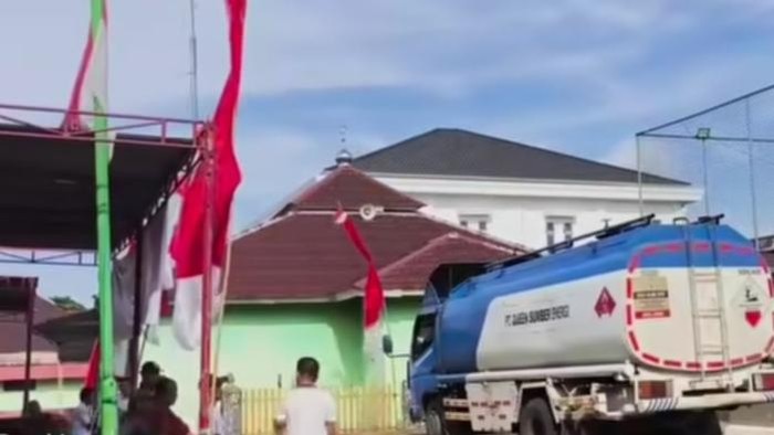 Mobil Angkut BBM yang diduga hendak mengantar ke tambang emas ilegal di Muratara dicegat warga.