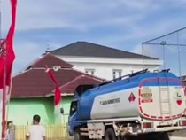Warga Cegat Truk BBM Diduga Hendak Antar Minyak ke Tambang Emas Ilegal