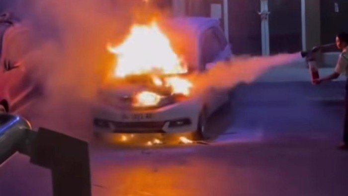 Mobil pengunjung terbakar di parkiran mal