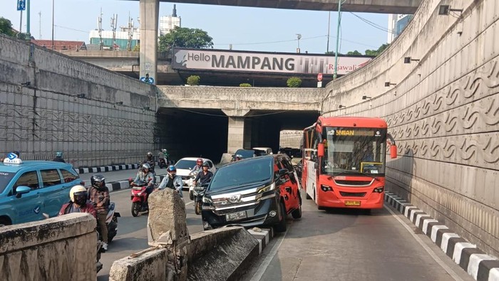 Mobil Toyota Vellfire terlibat kecelakaan tunggal di underpass Mampang Prapatan tadi pagi. Arus lalu lintas sempat tersendat imbas kecelakaan tersebut. (dok X @TMCPoldaMetro)