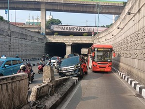 Vellfire Oleng hingga Nyangkut di Median Jalan Mampang, Lalin Sempat Macet