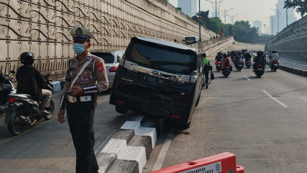 Mobil Toyota Vellfire terlibat kecelakaan tunggal di underpass Mampang Prapatan tadi pagi. Arus lalu lintas sempat tersendat imbas kecelakaan tersebut. (dok X @TMCPoldaMetro)