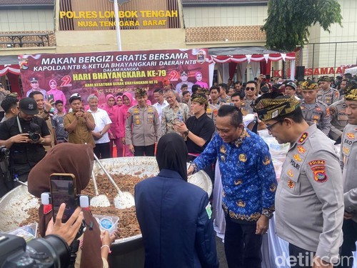 Momen Bobon Santoso masak besar di Polres Lombok Tengah