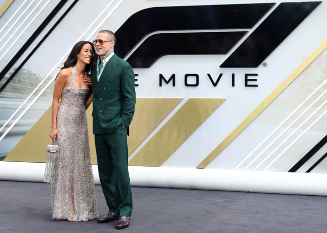 Acara pemutaran perdana film ‘F1’ berlanjut di London, Inggris, pada Senin (23/6/2025). Brad Pitt, sang bintang utama film produksi Apple TV tersebut, pun hadir, tanpa terkecuali kekasihnya, desainer Ines de Ramon, yang setia mendampingi. Kedua sejoli ini tampil memukau dalam balutan busana glamor yang sekaligus menandai momen romantis di tengah sorotan publik. (Foto: Joe Maher/Getty Images)